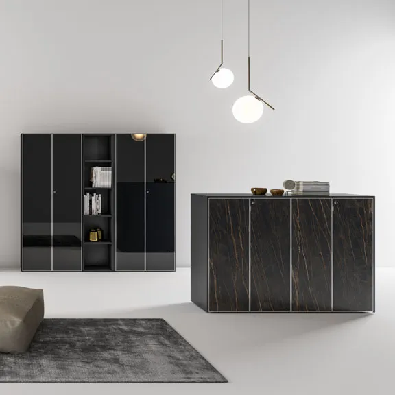Armadio con ante in vetro nero e madia effetto marmo in un living moderno