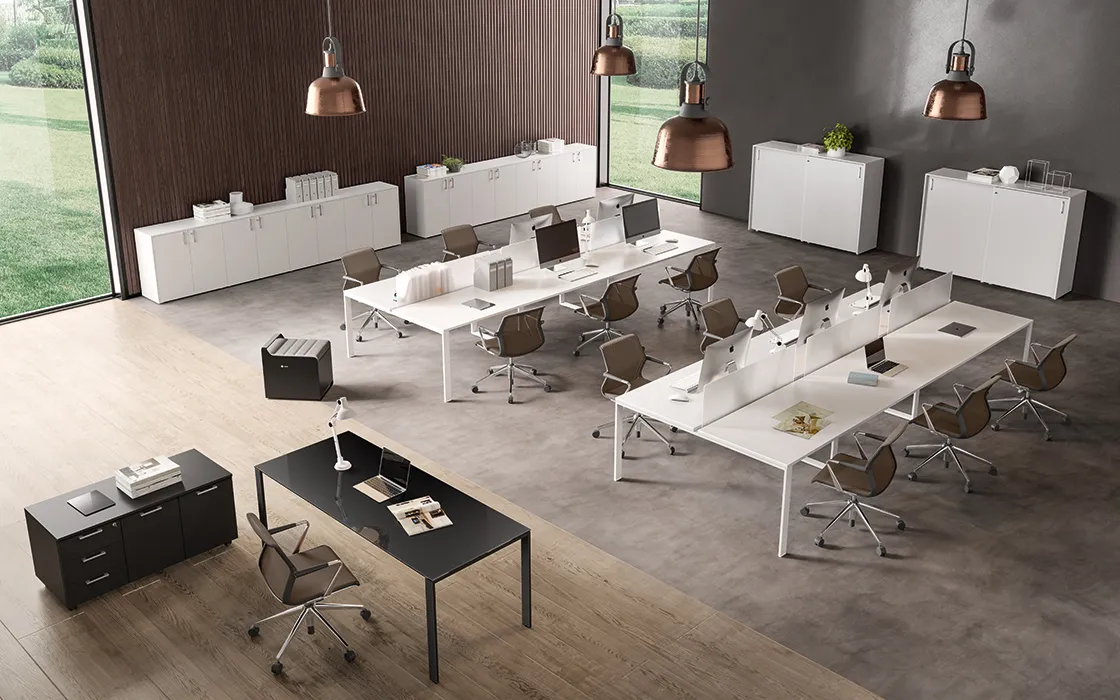 Postazioni bench in un ufficio open space con lampade a sospensione